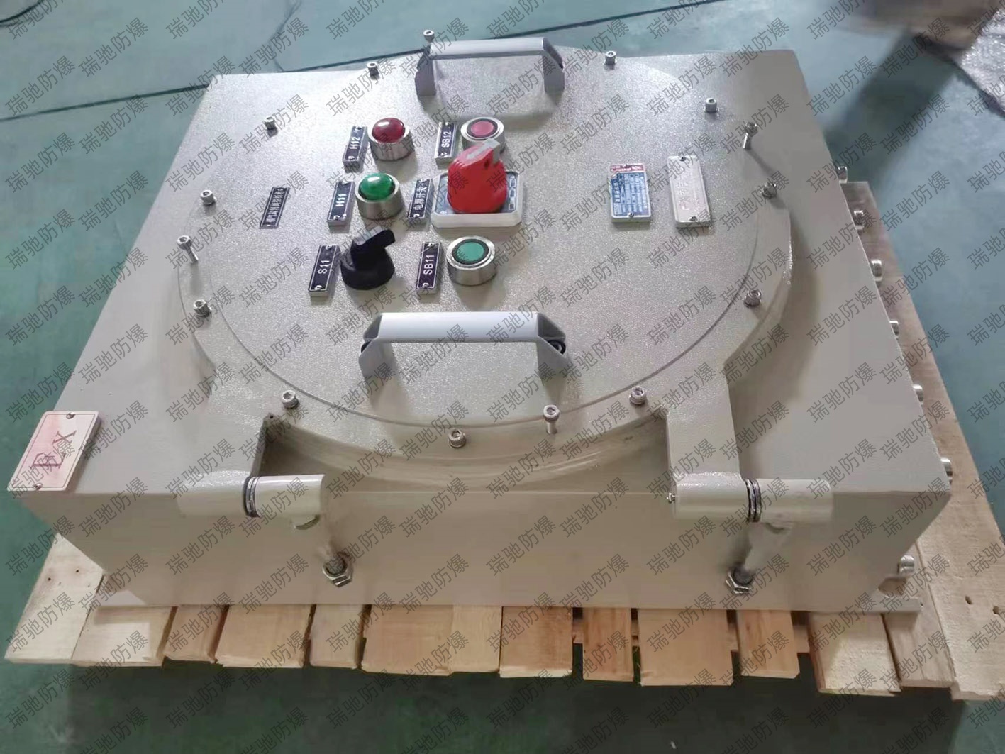 技术讲堂 | 喷漆房电气安全：为什么防爆电箱是不可替代的“安全锁”？